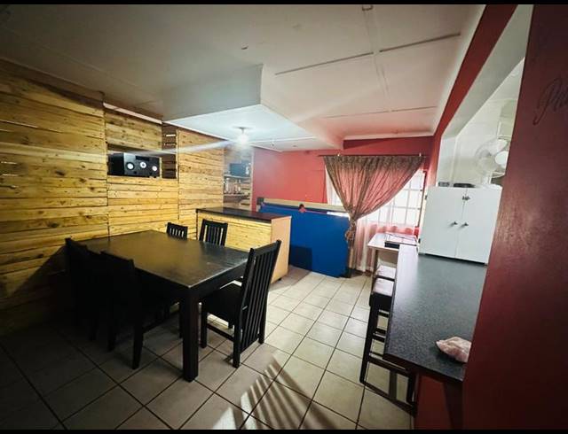 6 BEDROOM HOUSE FOR SALE IN PRIMROSE EAST